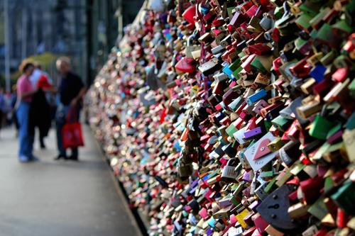 lock love away